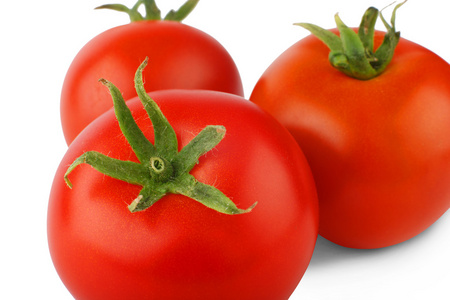三个成熟的新鲜红西红柿在白色背景下分离
