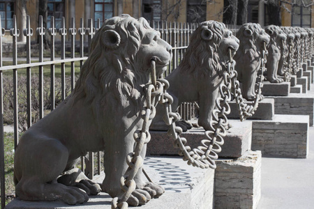 圣彼得斯堡一组以狮子的形式在他们的牙齿上持有链的雕像, 圣彼得堡