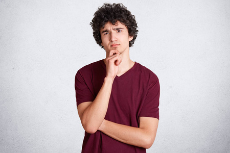 青年男性思考图片