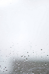 雨天, 秋天窗外的天气。玻璃上的水滴在模糊的背景上。浪漫肮脏的话题。股票照片设计