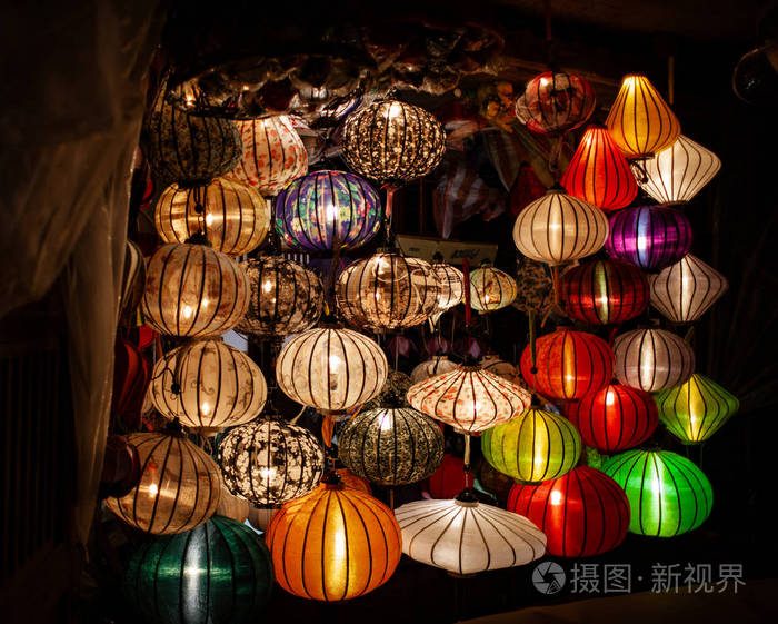 亚洲灯笼 illuminted 在越南的商店门口