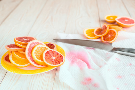 柑橘类水果和刀木制的桌子上。烹饪的概念