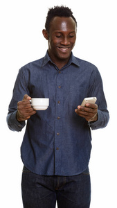 年轻快乐黑人非洲人微笑着拿着咖啡杯