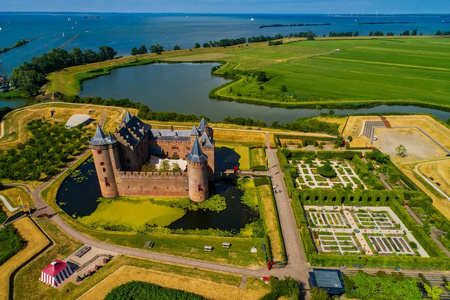 中世纪城堡的鸟瞰 Muiden, 在荷兰, 位于 Vecht 河口, 阿姆斯特丹东南部, 它是一个更好的著名的城堡在荷兰