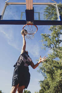 青年白人男子在室外球场训练篮球