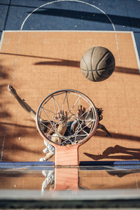 一个篮球运动员在室外球场射击