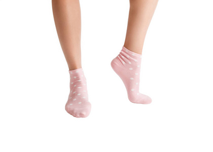 精心打扮的女性脚粉红色的袜子, 特写, 在白色隔离