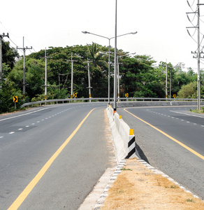 在白色的天空与副本空间曲线道路