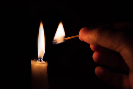 点亮的火柴图片