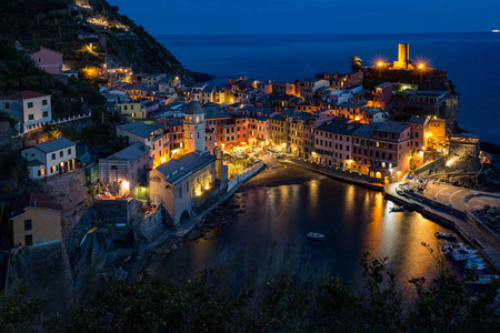 Vernazza, 意大利晚上从山俯瞰城市