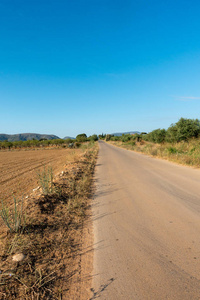 在蓝色的天空下, 通过奥古斯塔的道路, castellon, 西班牙