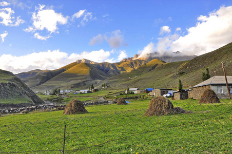 村庄在山麓