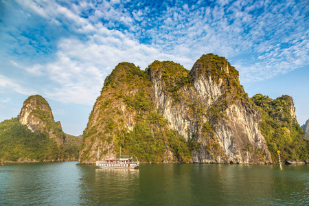 世界自然遗产下龙湾, 越南在夏季的一天