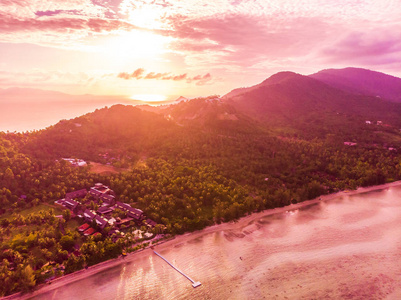 美丽的热带海滩和海岛海的鸟瞰在日落时间为旅行和假期