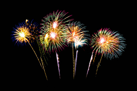 烟花的夜晚美丽的彩色烟花在夜空中显示在夜晚庆祝照片