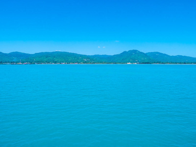 美丽的热带海洋与白云在蓝天背景为旅行和假期