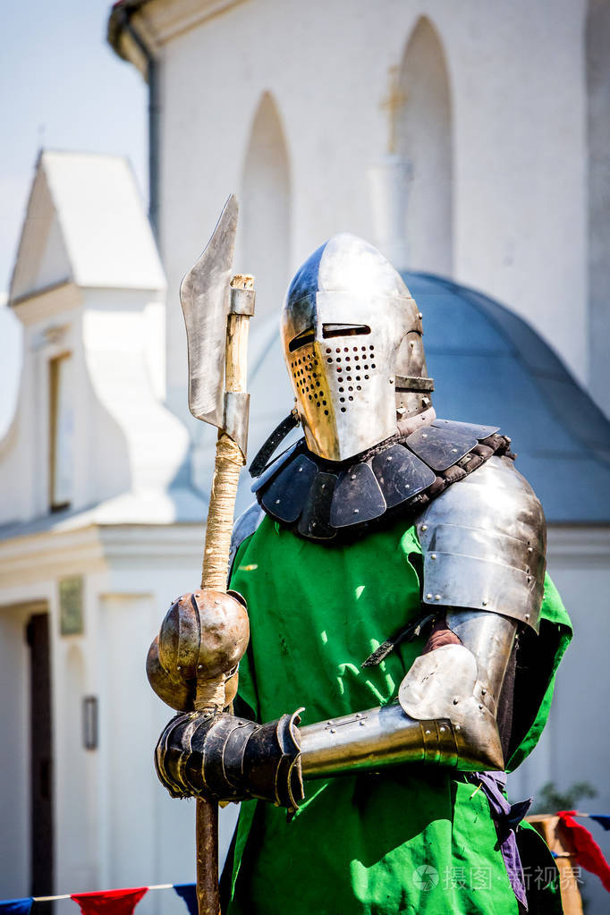 骑士在战斗盔甲之前开始争斗