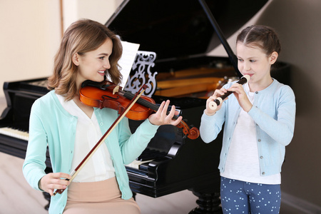 两个女孩演奏小提琴和长笛