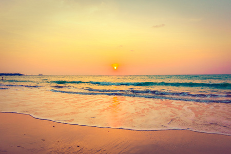 日落海滩上