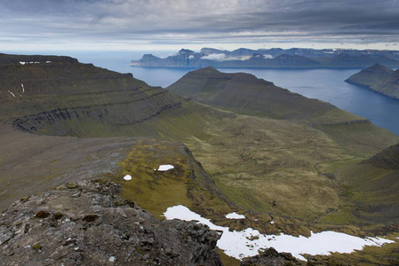 山风景在晚上, 海岛 Kalsoy 并且湖