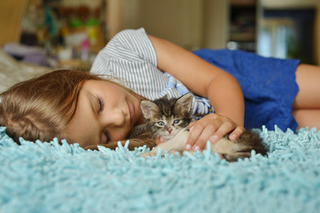 快乐可爱的小女孩在家睡觉与小猫