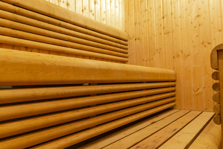 室内的芬兰桑拿浴, 经典的木质桑拿, 芬兰浴室。木质桑拿小屋。木制的房间。桑拿蒸汽
