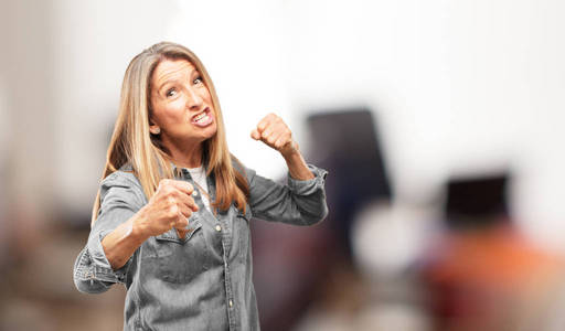 与愤怒, 侵略性和威胁性的姿势, 准备战斗, 显示拳头疯狂和挑衅照片