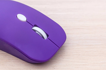 在白色背景下隔离的无线紫电脑鼠标
