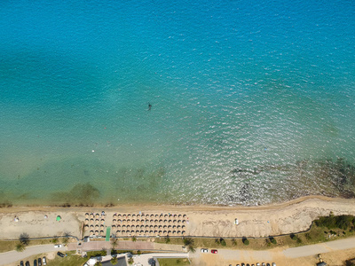 在希腊 Chalkidiki Roda 的海滩鸟瞰图