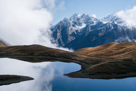 下一个高山湖泊的风景。天与美丽的云彩。Koruldi 湖。主要的高加索脊。上斯瓦涅季，格鲁吉亚