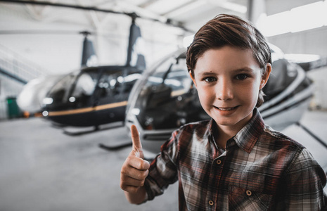 乐观的男孩定位对面的现代直升机内