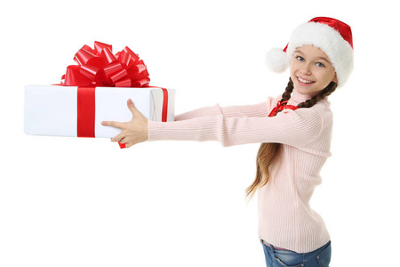 年轻美丽的女孩手持礼品盒在白色背景下隔离
