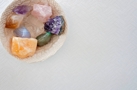愈合水晶 玫瑰石英, 方解石, 茶晶, 紫水晶, 玛瑙, 绿色东陵和清澈的石英在桌子上。宝石是用于他们的愈合能量和良好的共鸣