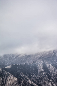 天空下有雪的山