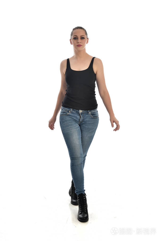 站立姿势.在白色工作室背景下被隔离