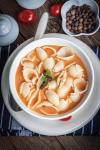 新鲜的番茄汤，用 conchigliette 在一个白色的碗里。顶视图