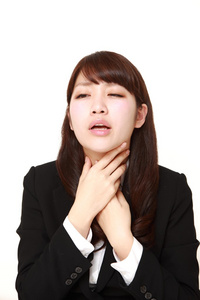 年轻的日本商人有喉咙痛