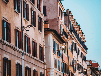 意大利罗马公寓建筑的美丽门面。带百叶窗的窗户
