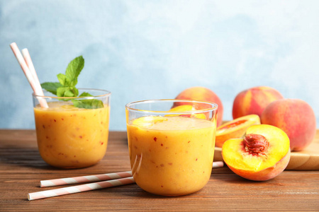 美味桃汁和新鲜水果桌上图片