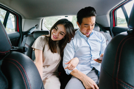 坐在汽车后座图片