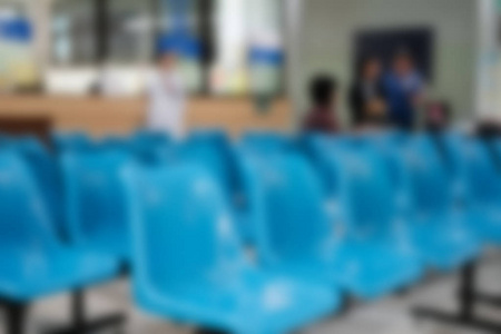 蓝色的椅子在医院里。门诊等候区的病人座位。模糊背景