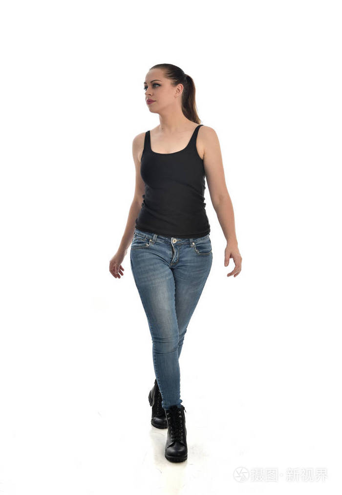 站立姿势.在白色工作室背景下被隔离