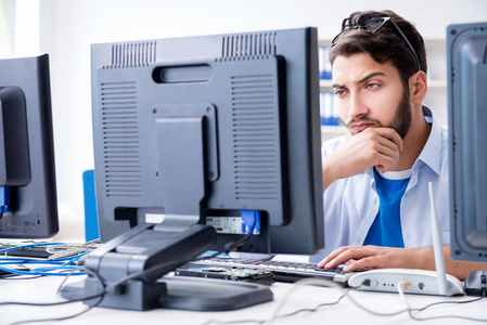 it员工it 技术人员查看 it 设备照片