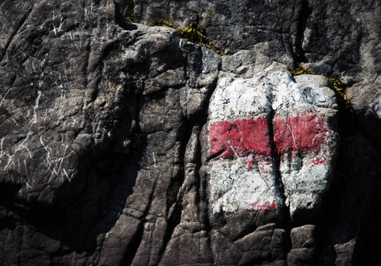 背景或纹理红色的石灰石岩石旅游标志