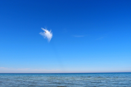 白浓度在蔚蓝的天空