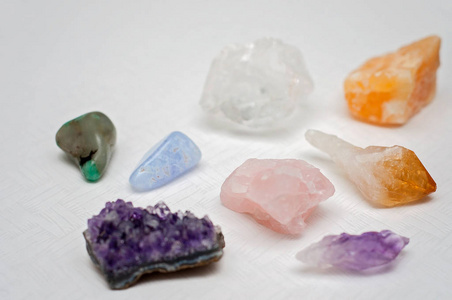 多彩的愈合水晶带来正面震动 蓝色花边玛瑙, 紫水晶, 清楚的石英, 东陵, 茶晶, 方解石并且玫瑰色石英