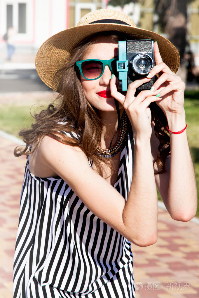 拿照相机的时尚女人