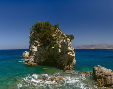 美丽的海滩度假在阿尔巴尼亚。爱奥尼亚海