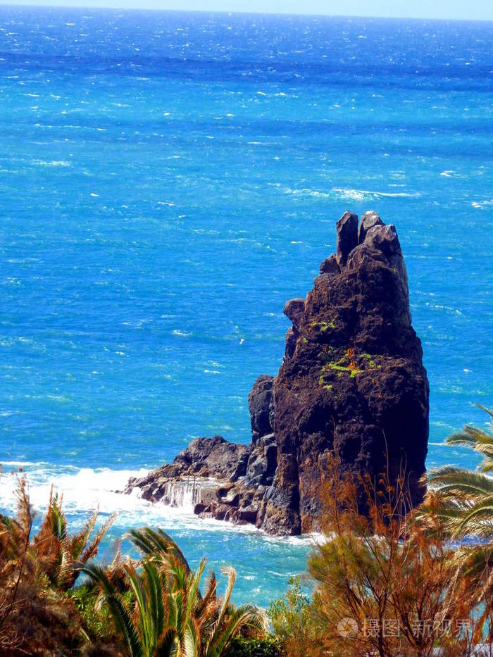 从马德拉岛上波光粼粼的海面喷发出的海岩
