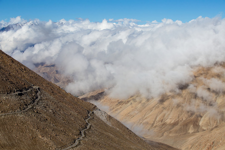 喜马拉雅山和马那里Leh 公路沿白云。拉达克，印度喜马偕尔邦